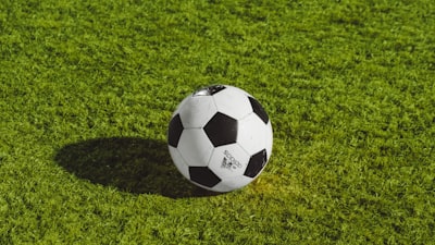 足球运动员在绿茵场上激烈拼抢的比赛瞬间